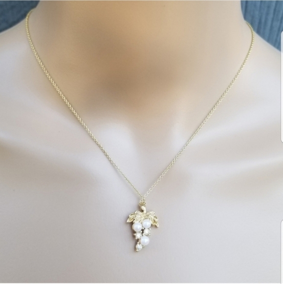 AVON VINTAGE "ROMANTIC ENSEMBLE" GOLDTONED & FAUX PEARL GRAPES PENDANT NECKLACE - Picture 1 of 4